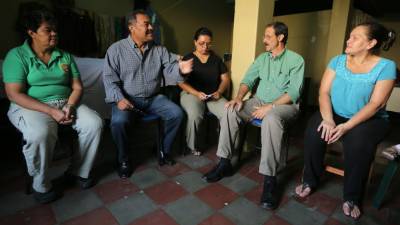 Mauricio Villeda continúa acercándose a los pobladores con quienes conversa.