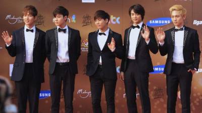 El cortejo fúnebre estuvo encabezado por uno de los compañeros de Kim en los SHINee, mientras que los otros miembros del grupo se encargaron de portar el féretro. EPA/SHAMSHAHRIN SHAMSUDIN