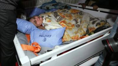 La mujer, originaria de Alejandría, viajó acompañada de su hermana y dos médicos especializados en una cama especial construida para su traslado en el avión, que se equipó también con un ventilador portátil y un desfibrilador. EFE