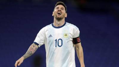 Lionel Messi se lamenta luego de que el VAR le anulara un gol ante Paraguay. Foto AFP