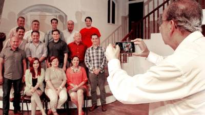 Son 14 los actores que recrearán la cómica historia que dirige José Francisco Saybe y que se desprende de las obras del dramaturgo Joseph Kesselring.