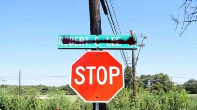El nombre de los carteles de la calle Robert E. Lee, un general confederado que defendió la pureza de la raza blanca y la esclavitud durante la Guerra Civil estadounidense (1861-1865), permanece tachado hoy, en Austin, Texas.