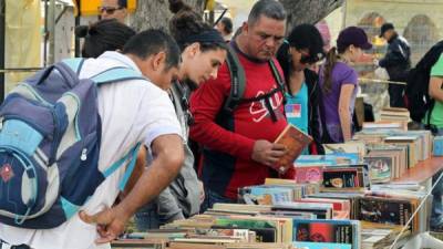 Compran libros durante la jornada de apertura de la XXIV Feria del Libro de La Habana (Cuba), el pasado viernes 13 de febrero de 2015. EFE/Archivo.