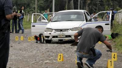 Los cuerpos de las tres víctimas quedaron tirados en la calle fuera de la unidad en que se conducían la tarde de ayer.