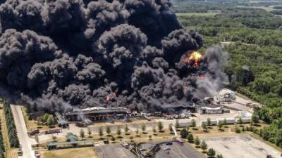 Imagen aérea que muestra humo mientras los bomberos continúan combatiendo un incendio en la planta química Chemtool en Rockton, Illinois (EE.UU.), hoy 14 de junio de 2021. EFE/Tannen Maury