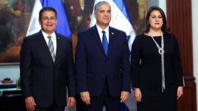El presidente de Honduras y el embajador de Israel, Mattanya Cohen junto a su esposa en su última visita al país.