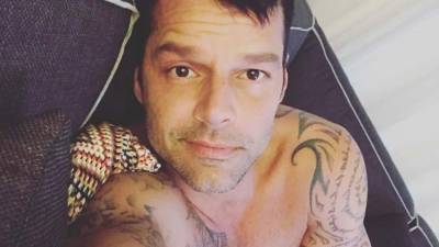 Su compañera de elenco fue la primera en compartir la sugerente foto con sus más de dos millones de seguidores en Instagram.// Foto Instagram Ricky Martin.