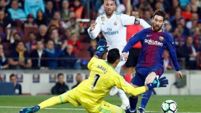 Messi trata de superar a Keylor Navas en un clásico Barcelona-Real Madrid. Foto AFP