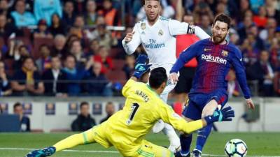 Messi trata de superar a Keylor Navas en un clásico Barcelona-Real Madrid. Foto AFP
