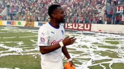 Kevin Álvarez celebrando la clasificación al final del partido.