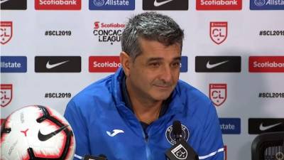Diego Vázquez en la conferencia de prensa tras el partido en el estadio Ricardo Saprissa.