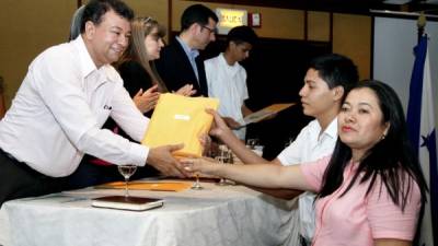 Los funcionarios de la Usaid y de Educación de Cortés entregaron los certificados a los jóvenes beneficiados.