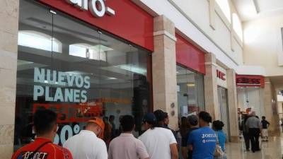 En la tienda Claro del Mall Multiplaza se pueden observar filas.