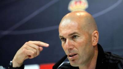 Zinedine Zidane, durante la rueda de prensa posterior al entrenamiento realizado este sábado en la Ciudad Deportiva de Valdebebas. Foto EFE/Juan Carlos Hidalgo