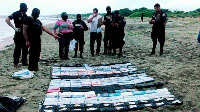 Personal de la Fiscalía Especial Contra el Crimen Organizado y de la Dirección de Lucha Contra el Narcotráfico se desplazaron a la zona para hacer el peritaje de la droga.