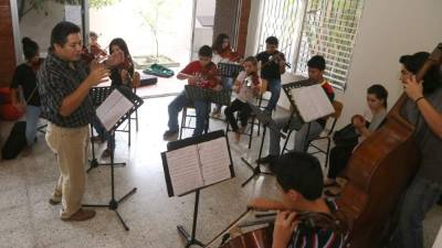 El maestro Ernesto Gamaliel con parte de la orquesta. Fotos: Amílcar Izaguirre.