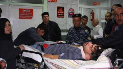 Una víctima del terremoto es atendida en un hospital de Irak.