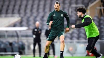 Zlatan Ibrahimovic se entrena con el Hammarby Football.