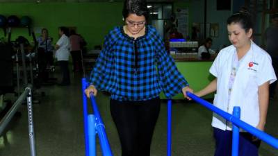 Cindy Eunice mientras mejora su caminar con ayuda de la terapista Liliana Quijada en la Teletón. Foto: Cristina Santos.