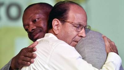 Ángel Amilcar Colón es abrazado por el sacerdote Alejandro Solalinde, el principal defensor de los migrantes en México. AFP