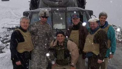 Hace 13 años, los entonces senadores Joe Biden y John Kerry tuvieron que ser rescatados por soldados estadounidenses y un intérprete afgano tras quedar atrapados en una tormenta de nieve en Afganistán.//AFP.