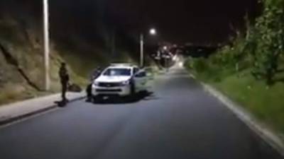 Una patrulla de la Policía resguarda la escena.