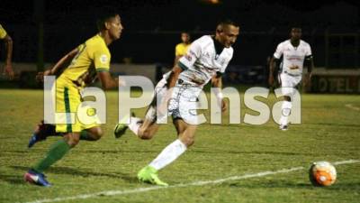Micher Antúnez, del Social Sol, persigue a David Mendoza, del Platense, en la búsqueda del balón. Foto Javier Rosales