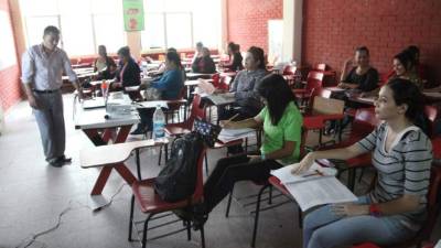 Los estudiantes que cursan clases los sábado llegaron puntualmente a la Unah-vs.