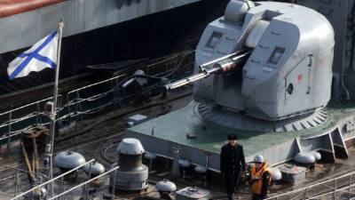 Varios tanques rusos recorren las calles de Crimea.