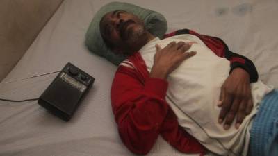 Manuel Calderón vive postrado en una cama en su casa. Foto Javier Rosales