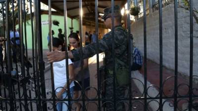 Los miembros de las Fuerzas Armadas de Honduras cerraron los portones de los centros de votación a las 5:00 pm como lo ordenó el Tribunal Supremo Electoral.