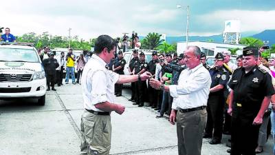 Las patrullas policiales fueron entregadas a la Secretaría de Seguridad para que sean distribuidas en los distintos municipios de los departamentos beneficiados. Fotos: Wendell Escoto