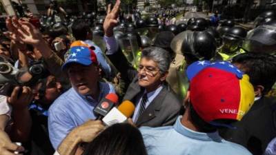 Los diputados opositores entregaron un registro de las 75 muertes producidas desde que se iniciaron las protestas antigubernamentales, el pasado 1 de abril, varias de ellas por armas de fuego.