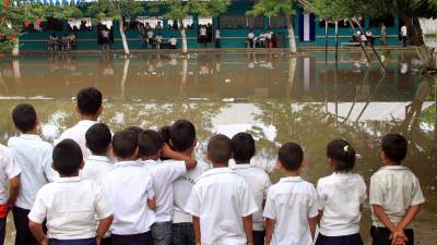 Los alumnos de la escuela Éxitos de Anach están expuestos a la insalubridad.