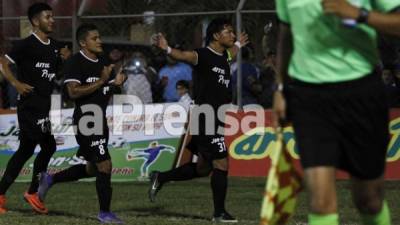 Carlos Sánchez celebrando su gol de penal contra la UPN. Foto Neptalí Romero