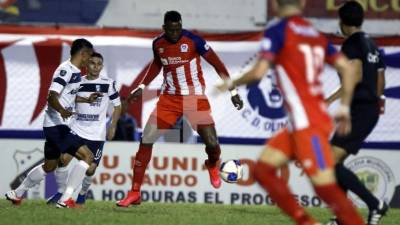 Yustin Arboleda controla el balón ante la mirada atenta de Edder Delgado y Franklin Morales. Foto Neptalí Romero