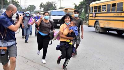 Al menos 3.000 hondureños salieron este viernes en una caravana hacia Estados Unidos con la ilusión de mejorar sus condiciones de vida, pero antes tendrán que sortear las restricciones impuestas en Guatemala y México. EFE