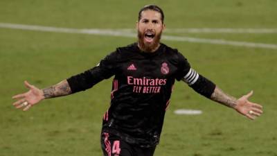 Sergio Ramos celebrando su gol de penal a lo Panenka para la victoria del Real Madrid en el Benito Villamarín. Foto EFE