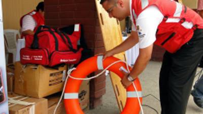 En la primera etapa, la Cruz Roja entregó equipo de salvamento a los codeles.