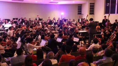 La noche del viernes 10 de julio la orquesta sinfónica juvenil deleitó a decenas de sampedranos. Foto: Amílcar Izaguirre