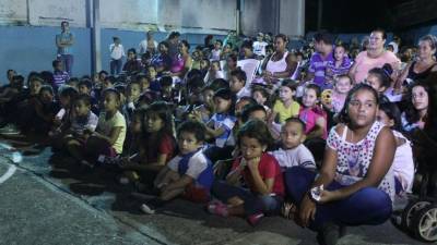 Grandes y pequeños disfrutaron la película en un ambiente seguro.