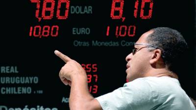 La devaluación ha reducido la diferencia entre el dólar oficial y el paralelo, pero la brecha sigue siendo amplia.