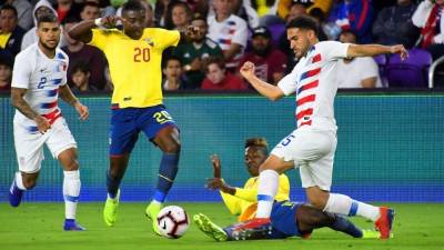 Cristian Roldan de Estados Unidos disputa el balón con Jhegson Méndez de Ecuador. Foto EFE
