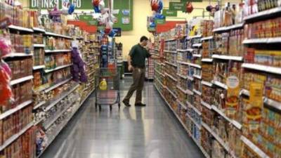 La economía de EUA sigue ralentizada por una acumulación de stocks pero sostenida por sólidos gastos de los consumidores.