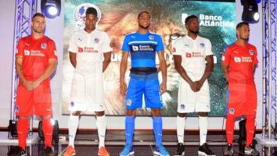 Walter García, Carlo Costly, Edrick Mejívar, Johnny Palacios y Alexander López fueron los futbolistas que lucieron la nueva camiseta del Olimpia. Foto Ronald Aceituno