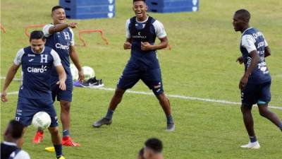 Alegría. Antony Lozano y Bryan Acosta reflejan una cara diferente de la Bicolor. Foto Neptalí Romero