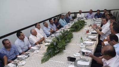 Acercamiento. Un grupo de empresarios sostuvo ayer una reunión con el presidente del Congreso Nacional y varios diputados donde abordaron el tema del Presupuesto. foTOs: Amílcar Izaguirre /Yoseph Amaya