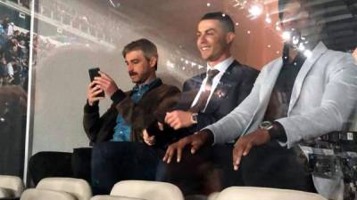 Cristiano Ronaldo se encuentra en el estadio Santiago Bernabéu viendo el clásico Real Madrid-Barcelona.