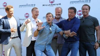 Las bromas no faltaron entre estas grandes estrellas: Kellan Lutz, Glen Powell, Antonio Banderas, Kelsey Grammer, Sylvester Stallone y Arnold Schwarzenegger.
