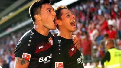 'Chicharito' Hernández celebrando uno de sus goles con un compañero.